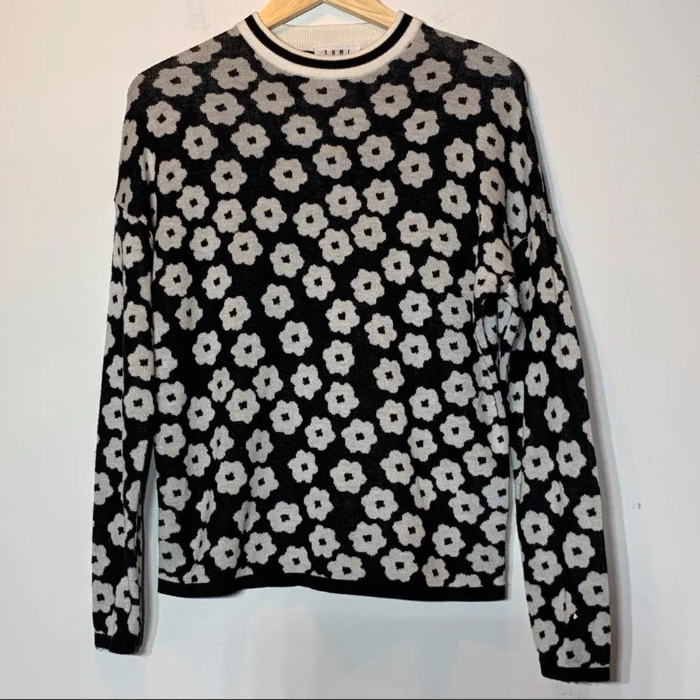 EUC Retro Black and White Floral‎ Print Sweater